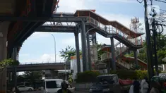 Kendaraan melintas di bawah jembatan penyeberangan orang (skywalk) yang menghubungkan Stasiun Kebayoran dengan Halte Transjakarta di Kebayoran Lama, Jakarta, Jumat (6/1/2023). Skywalk sepanjang 450 meter tersebut untuk memudahkan mobilitas penumpang Transjakarta atau KRL yang beralih moda transportasi. (merdeka.com/Imam Buhori)