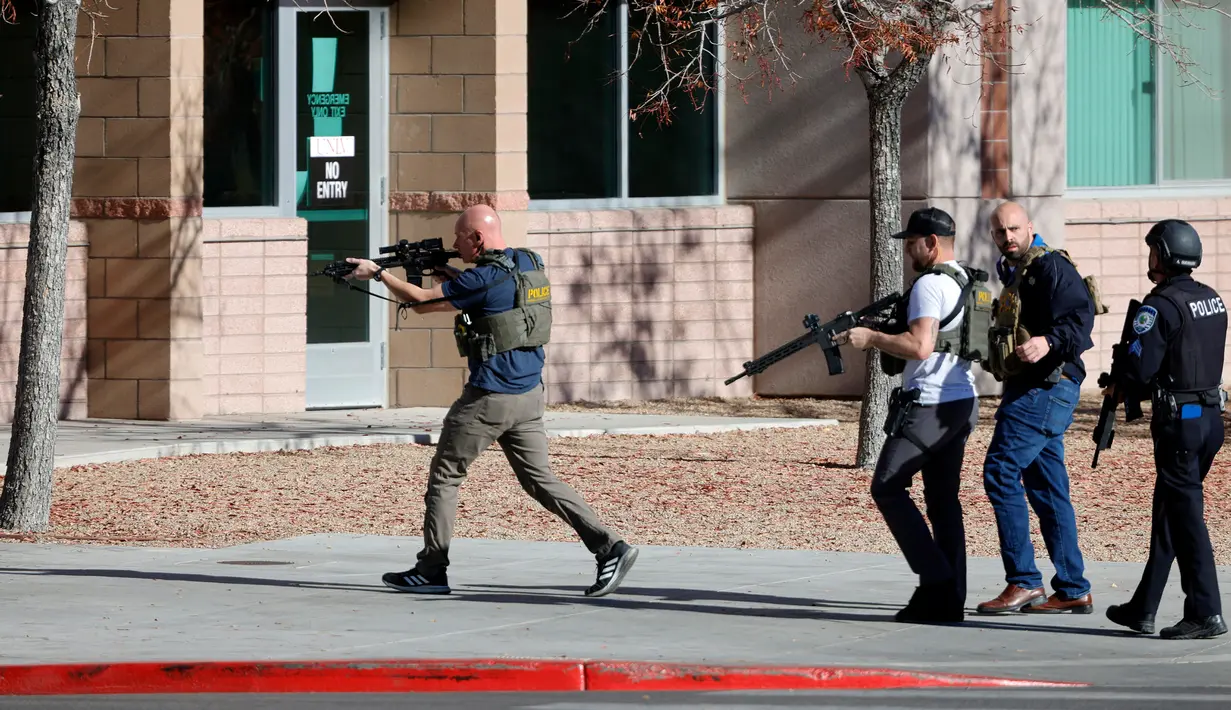 Petugas penegak hukum bergegas menuju Universitas Nevada setelah laporan adanya penembak aktif, Las Vegas, Amerika Serikat, Rabu (6/12/2023). (Steve Marcus/Las Vegas Sun via AP)