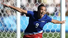 Pemain Amerika Serikat, Mallory Swanson melakukan selebrasi setelah mencetak gol ke gawang Brasil pada laga final Olimpiade Paris 2024 yang berlangsung di Parc des Princes, Paris Prancis, Sabtu (10/08/2024) waktu setempat. (AFP/Franck Fife)