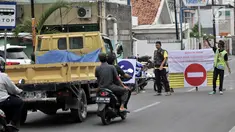 Petugas mengatur arus kendaraan saat penutupan Jalan Otista III, Jakarta, Selasa (4/12). Dinas Perhubungan DKI Jakarta menutup sementara Jalan Otista III hingga Februari 2019. (Merdeka.com/Iqbal Nugroho)