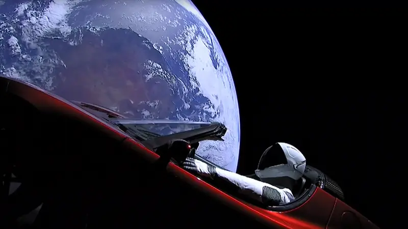 Lewat Roket Falcon Heavy, Ini Mobil Listrik Pertama yang ke Luar Angkasa