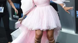 Rihanna setibanya pada pemutaran perdana "Valerian and The City of a Thousand Planets" di Los Angeles, 17 Juli 2017. Rihanna bak balerina dalam balutan gaun couture rancangan desainer Italia Giambattista Valli. (Jordan Strauss/Invision/AP)