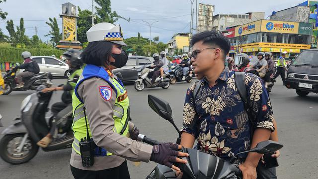 Satlantas Polres Metro Depok memberikan penindakan kepada pelanggar pengguna jalan raya pada Operasi Zebra Jaya 2025 di Jalan Raya Margonda, Depok.