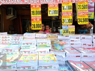 Jelang tahun ajaran baru 2015/2016, penjualan buku tulis dan perlengkapan sekolah meninggkat hingga 30 persen, Jakarta, Minggu (16/7/2015). Tampak seorang anak sedang melihat aneka perlengkapan sekolah. (Liputan6.com/Yoppy Renato)