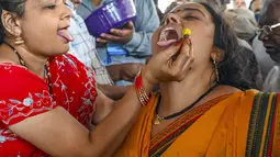 Setiap tahun pada bulan Juni, para pasien asma berkumpul di Hyderabad untuk menelan ikan yang telah diisi dengan pasta herbal kuning, dengan harapan bahwa hal ini akan membantu mereka untuk bernapas dengan lebih mudah. (Photo by Noah SEELAM / AFP)