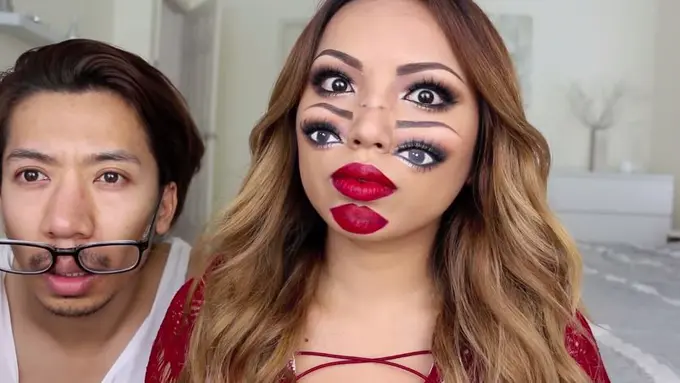 Riasan 'Halloween' Muka Ganda Ini Bikin Kamu Takut Tidur Sendiri