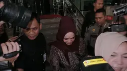 Anggota DPR Fraksi Partai Demokrat itu terkesan menutup diri dan tidak berkomentar atas pertanyaan wartawan perihal pemeriksaan dirinya hari ini, Jakarta, Selasa (12/8/14). (Liputan6.com/Faizal Fanani) 