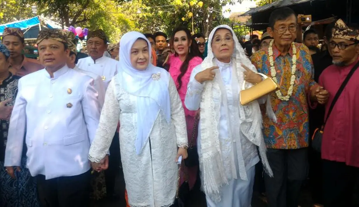 Dalam konferensi pers yang begitu singkat setelah akad nikah berlangsung, Ajip menyampaikan alasannya menikahi seorang Nani Wijaya. Ia mengatakan, dirinya membutuhkan pendamping setelah hidup sendiri selama beberapa tahun. (Fathan Rangkuti/Bintang.com)