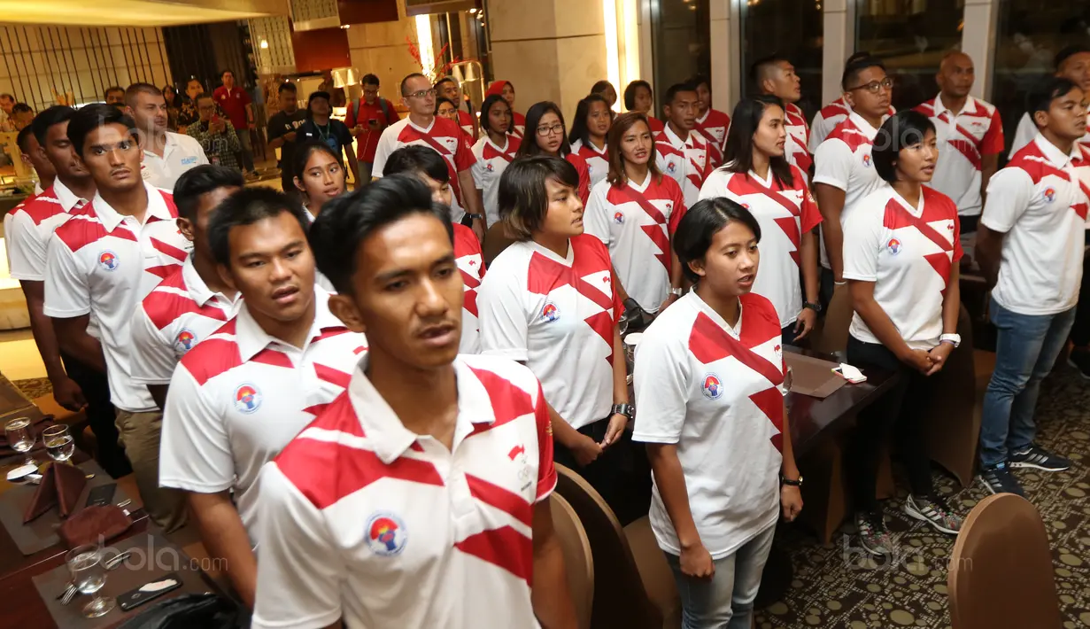 Atlet Akuatik saat menyanyikan lagu Indonesia Raya pada acara pelepasan tim di Epicentrum, Jakarta, Jumat (11/8/2017). Akuatik diharapkan merebut lima emas pada SEA Games 2017. (Bola.com/Nicklas Hanoatubun)