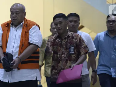 Kontraktor, Muhammad Yamin Kahar memakai rompi tahanan usai menjalani pemeriksaan penyidik di Gedung KPK, Jakarta, Rabu (22/01/2020). Yamin Kahar resmi ditahan untuk mempermudah pemeriksaan terkait suap proyek Jembatan dan pembangunan Masjid Solok senilai Rp 69,8 miliar. (merdeka.com/Dwi Narwoko)