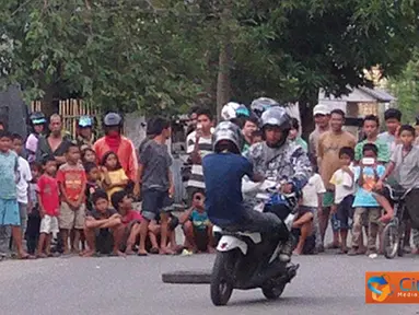 Citizen6, Sidrap: Aksi tersebut sangat berbahaya dan di lakukan oleh orang yang sudah berpengalaman di saksikan ratusan warga yang ada di Kelurahan Lautang Benteng, Kecamatan Maritenggae, Kabupaten Sidrap, Jumat (27/1). (Pengirim: Abdi Mantaring)