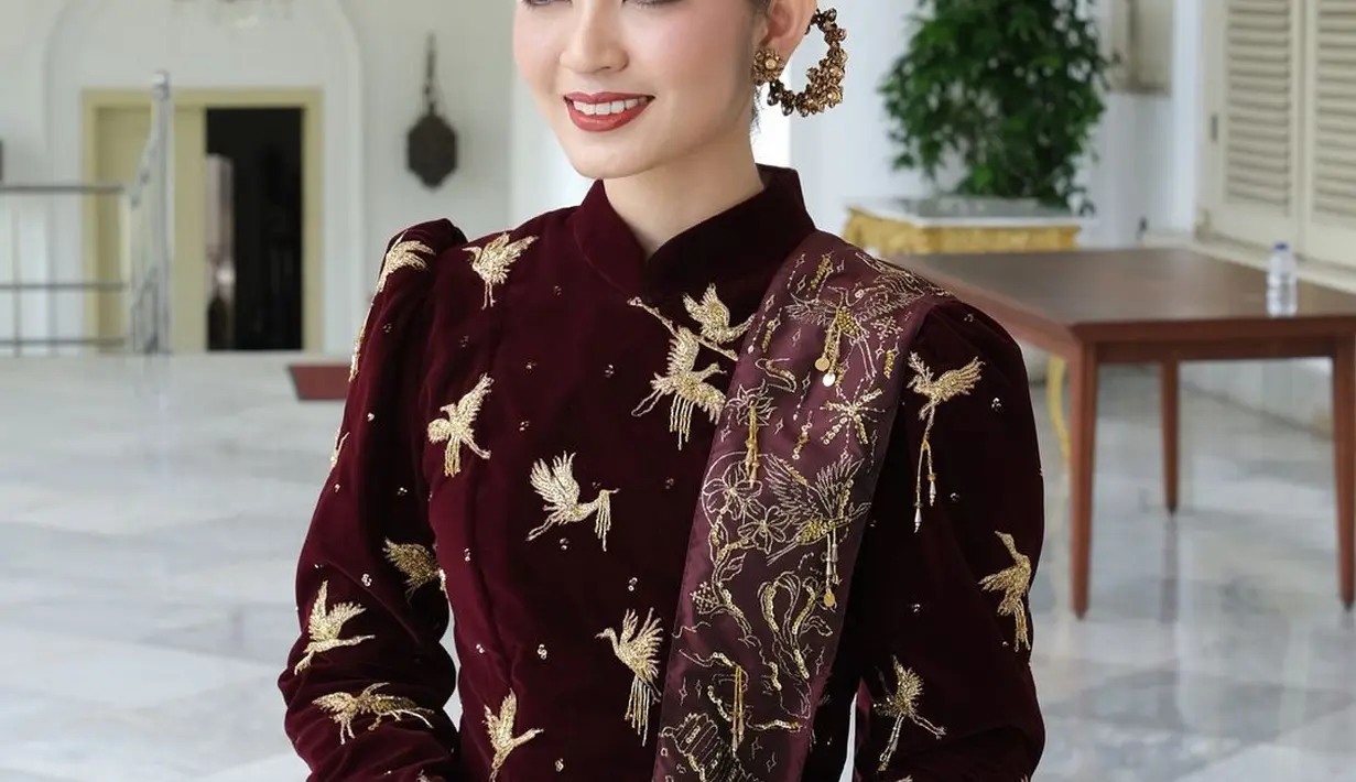 Berbeda dengan iparnya, Selvi Ananda. Selvi selalu berhasil menonjolkan aura khas perempuan Jawa dalam setiap penampilannya. [Foto: Instagram/rama_jee]