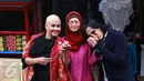 Artis senior Ria Irawan foto bersama dengan ibundanya, Ade Irawan dan suami, Mayky Wongkar merayakan pernikahannya di kediamannya di Lebak Bulus, Jakarta, Jumat (23/12). (Liputan6.com/Herman Zakharia)