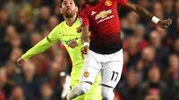 Duel udara megabintang Barcelona, Lionel Messi dan gelandang Manchester United, Fred pada leg pertama perempat final Liga Champions di Stadion Old Trafford, Rabu (10/4). Barcelona menang tipis 1-0 atas Manchester United. (Oli SCARFF / AFP)