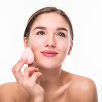 Ilustrasi Menggunakan Makeup Credit: pexels.com/Bille