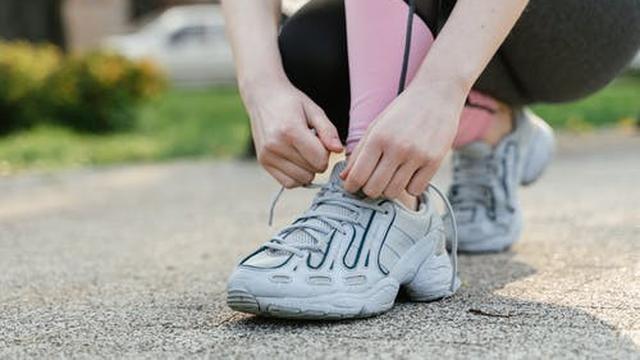 Ilustrasi memakai sepatu olahraga