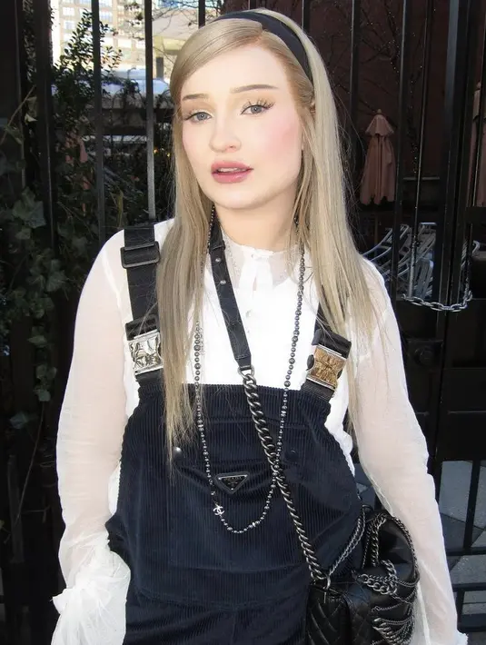 Petras kembali tampil dengan makeup minimalis, mengenakan eyeshadow keemasan, blushon pink, dan lipstik tipis pink.  (@kimpetras)