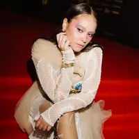 Hadir di malam puncak Festival Film Indonesia (FFI) 2025, Aurora bukan hanya memukau lewat busana, tetapi juga gaya makeup eksperimental yang langsung mencuri perhatian para pencinta beauty. [@auroraribero].