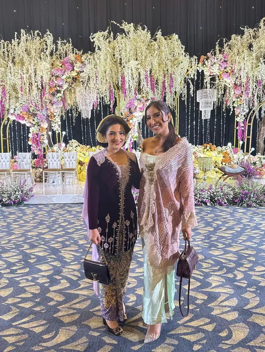 Millen Cyrus juga tampak hadir di acara Mitoni Aurel Hermansyah. Di sini, Millen tampil dengan kebaya bernuansa merah muda yang cantik, dipakai dengan cara unik, dipadu dengan kain bernuansa putih. [Foto: Instagram/millencyrus]