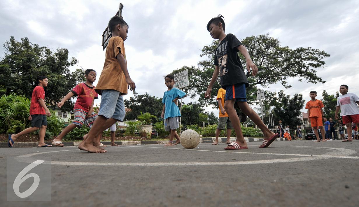 Minim Lahan Bermain Sejumlah Anak  Main  Bola  di  Jalanan 