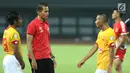 Pemain Selangor FA, Ilham Udin Armaiyn (kiri) bersama Evan Dimas Darmono (kanan) berbincang dengan Rezaldi Hehanusa (Persija) usai laga persahabatan di Stadion Patriot Candrabhaga, Bekasi, Kamis (6/9). Persija kalah 1-2. (Liputan6.com/Helmi Fithriansyah)