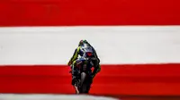 Rider Movistar Yamaha, Valentino Rossi, menempati posisi kelima pada hari kedua tes MotoGP di Sirkuit Red Bull Ring, Spielberg, Austria, Rabu (20/7/2016). (Crash)