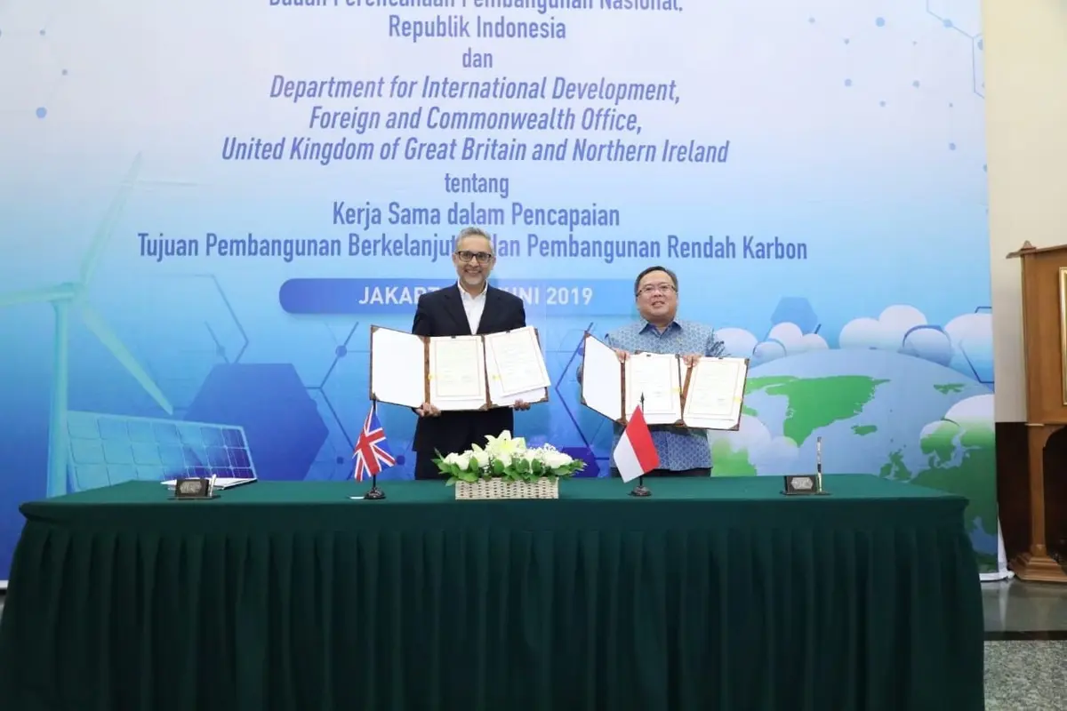 Menteri PPN/Kepala Bappenas, Bambang Brodjonegoro menandatangani Nota Kesepahaman bersama Duta Besar Inggris untuk Indonesia, ASEAN, dan Timor Leste, H.E. Moazzam Malik di Jakarta, Selasa (18/6/2019).
