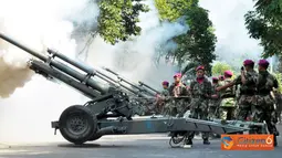 Citizen6, Jawa Timur: Korps Marinir melakukan 17 kali penembakan Meriam 105 MM di Gedung Grahadi Surabaya, Rabu (17/8). Meriam diledakan untuk memperingati detik-detik kemerdekaan Indonesia. (Pengirim: Budi Abdillah)
