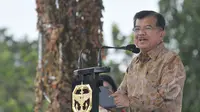 Wapres Jusuf Kalla memberikan pidato saat acara syukuran HUT ke-63 Kopassus di Cijantung, Jakarta, Rabu (29/4/2015). Kopassus mengundang pihak-pihak yang pernah berseteru. (Liputan6.com/Herman Zakharia)