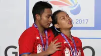 Pemain ganda campuran Indonesia, Siti Fadia Ramadhanti, sempat pingsan di podium saat menerima medali perak Kejuaraan Dunia Junior 2017, Minggu (22/10/2017). (PBSI)