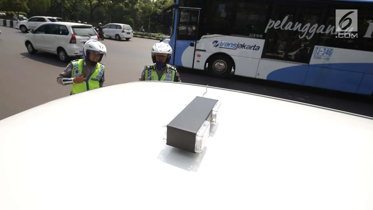 Polisi Tilang Kendaraan Pribadi yang Pasang Rotator