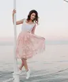 Balletcore membawa elemen khas busana balerina seperti ballet flats, wrap cardigan, pita, dan rok tulle ke dalam outfit yang lebih modern. (Foto/Dok: Magnific)
