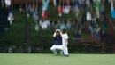 Pegolf Louis Oosthuizen dari Afrika Selatan berbincang dengan putrinya Jana putts saat mengikuti acara Masters Par 3 Tournament di Augusta National Golf Club, Georgia, (5/4). (AP Photo / Matt Slocum)