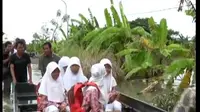 Warga yang ingin keluar desa dan para siswa yang akan berangkat sekolah terpaksa menggunakan perahu.