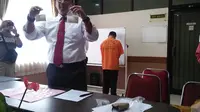 Ketua Tim Macan Polrestabes Makassar, AKBP Diari Estetika saat memperlihatkan narkoba hasil tangkapan (Liputan6.com/ Eka Hakim)