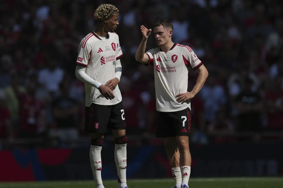 Hugo Ekitike dan Florian Wirtz di laga Community Shield antara Crystal Palace vs Liverpool di Stadion Wembley, Minggu (10/08/2025). (AP Photo/Dave Shopland).