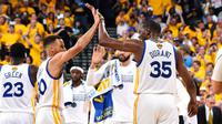 Bintang Golden State Warriors, Stephen Curry (kiri) dan Kevin Durant, melakukan selebrasi setelah mengalahkan Cleveland Cavaliers pada Gim 1 Final NBA 2017 di Oakland, Jumat (2/6/2017) WIB. (NBA)