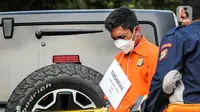Ekspresi tersangka Mario Dandy Satriyo saat menjalani rekonstruksi penganiayaan David Ozora di Perumahan Green Permata, Jakarta, Jumat (10/3/2023). Rekonstruksi ini digelar untuk mencocokkan alat bukti yang dikantongi penyidik dengan keterangan saksi hingga tersangka. (Liputan6.com/Faizal Fanani)