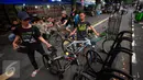 Pesepeda memarkirkan sepedanya di kawasan pedestrian Malioboro, Yogyakarta, Jumat (15/4). Kawasan Malioboro sedang ditata menjadi kawasan yang ramah untuk para pejalan kaki dan pesepeda. (Liputan6.com/ Boy Harjanto)