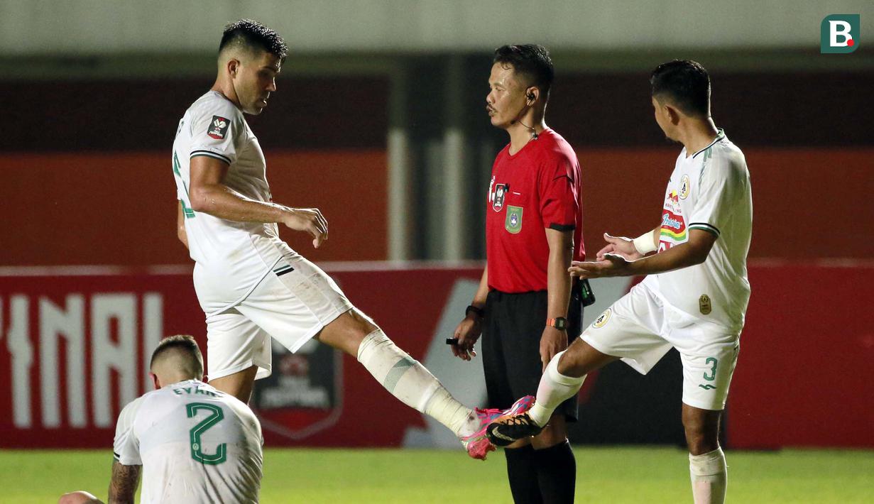 Pemain PS Sleman, Mohammad Bagus Nirwanto (kanan) dan Fabiano Beltrame melakukan protes terhadap wasit saat melawan Persib Bandung dalam laga leg pertama semifinal Piala Menpora 2021 di Stadion Maguwoharjo, Sleman, Jumat (16/4/2021). PS Sleman kalah 1-2 dari Persib. (Bola.com/Ikhwan Yanuar)