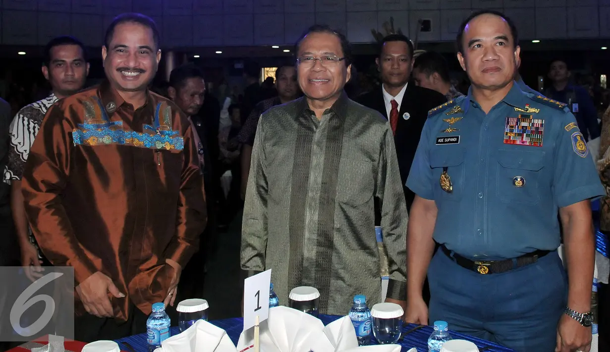 (Ki-ka) Menteri Pariwisata Arief Yahya, Menko Maritim dan  Sumber Daya Rizal Ramli dan KSAL Laksamana TNI Ade Supandi saat menghadiri acara Peluncuran Sail Selat Karimata 2016 di Auditorium BPPT, Jakarta, Rabu (1/6). (Liputan6.com/Johan Tallo)