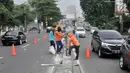 Pekerja dari Dinas Perhubungan DKI Jakarta melakukan pemasangan pagar pembatas jalan di Jalan HOS. Cokroaminoto, Jakarta, Selasa (6/11). Pemasangan pagar pembatas ini mengantisipasi kecelakaan di jalan tersebut. (Merdeka.com/ Iqbal S. Nugroho)