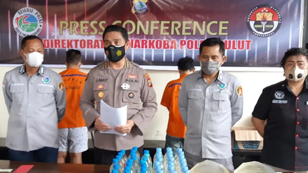 Ditresnarkoba Polda Sulut berhasil mengamankan 2 tersangka beserta total 8 paket sabu pada, Selasa (18/5/2021), sekitar pukul 20.30 Wita.