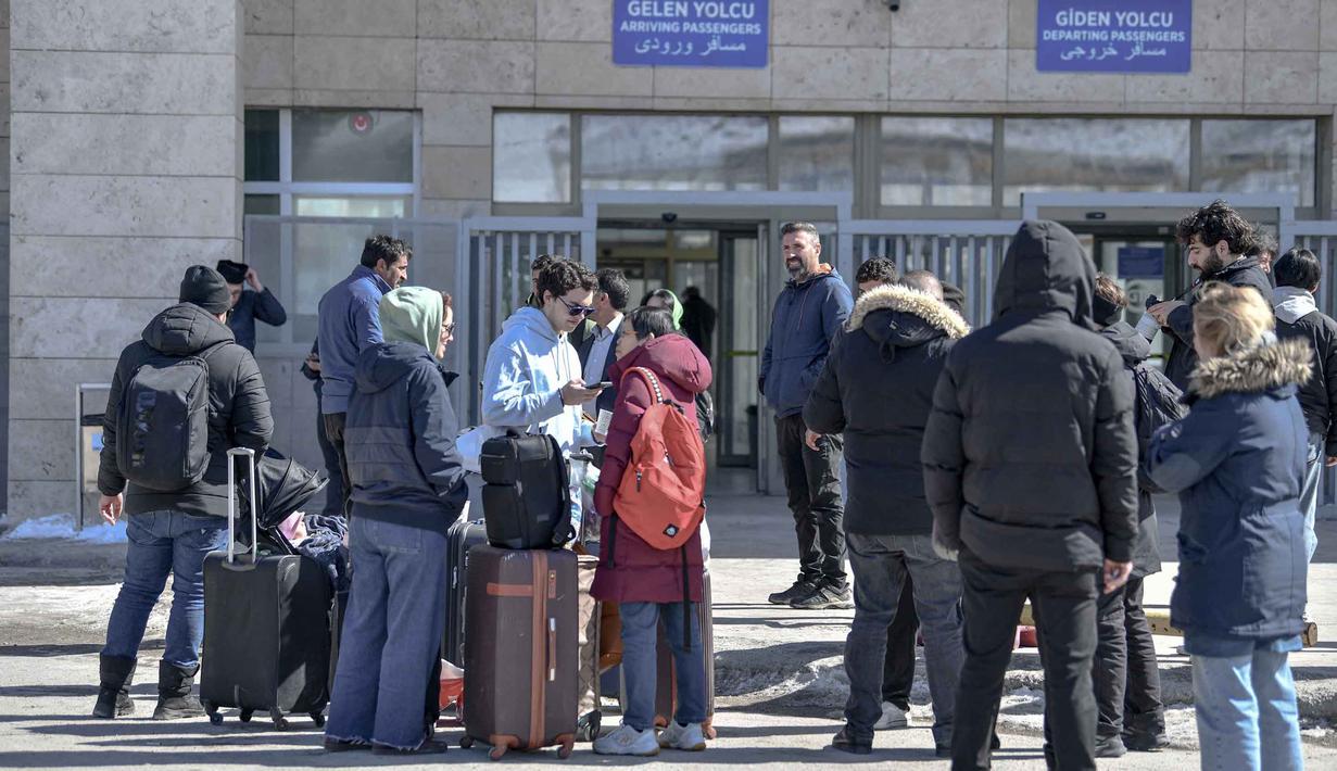 Sementara suasana di pusat kota Teheran dilaporkan mencekam selama masa berkabung nasional 40 hari pasca-wafatnya Pemimpin Tertinggi Iran, Ayatollah Ali Khamenei. Tampak dalam foto, warga negara Iran tiba di Turki setelah melewati perbatasan Kapikoy/Razi di Provinsi Van, Turki timur laut, pada Selasa 3 Maret 2026, sehari setelah kedua negara tersebut secara bersama-sama menangguhkan penyeberangan harian di perbatasan mereka karena serangan Israel-Amerika Serikat yang terus menghantam wilayah Republik Islam tersebut. (Ali IHSAN OZTURK/AFP)