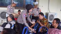 Polwan bagikan air mineral gratis untuk warga yang mengantre bayar pajak kendaraan di Samsat Pemalang. (Foto: Liputan6.com/Dok. Polres Pemalang)