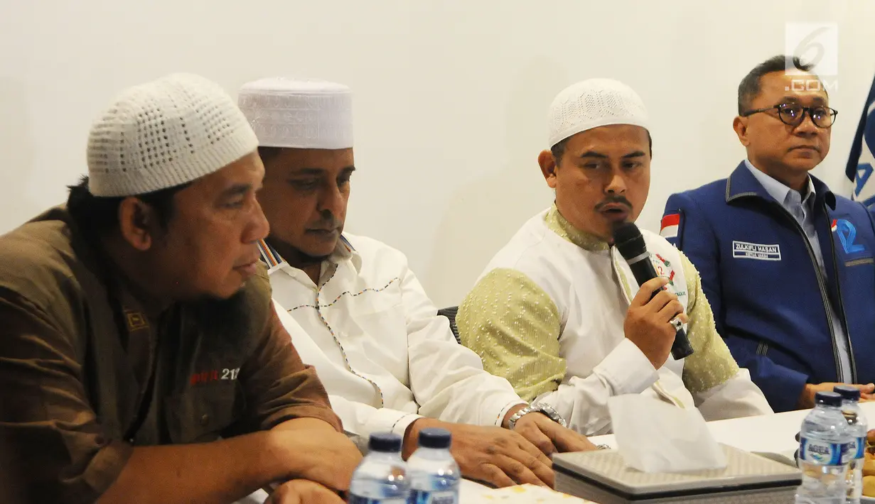Ketua PA 212 Slamet Maarif memberikan keterangan seusai bertemu Ketua Umum PAN Zulkifli Hasan di Jakarta, Rabu (20/2). Slamet Maarif akan mendapat bantuan hukum dari PAN)dalam menghadapi kasus pidana pemilu di Jawa Tengah. (Liputan6.com/Herman Zakharia)