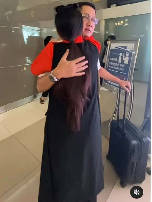 Fitri Carlina lepas kepergian suami ke negara Timur Tengah, bekerja di maskapai Oman Air (Foto: Instagram fitricarlina)