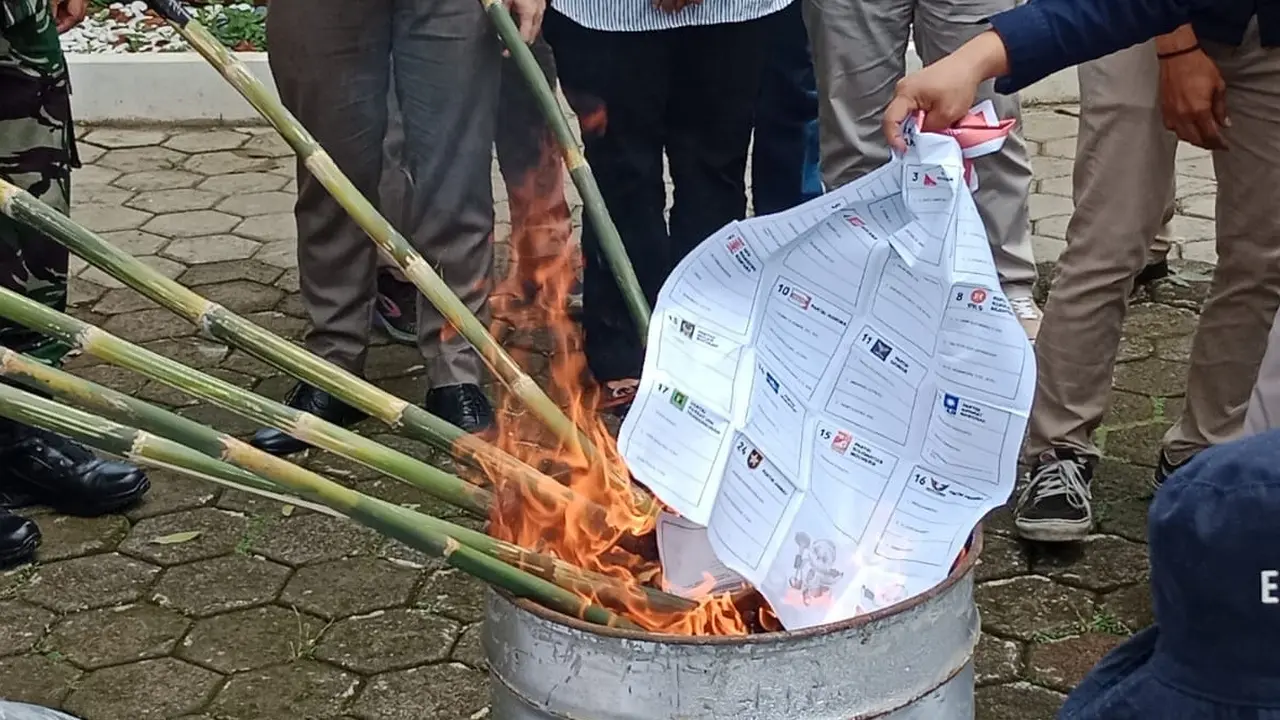 Ribuan Surat Suara Rusak di Kota Bogor Dibakar