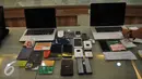 Barang bukti yang berhasil diamankan Reskrimum Polda Metro Jaya, Jakarta, Minggu (13/9/2015). Delapan WNA berhasil diringkus karena melakukan penipuan lewat facebook dengan modus stempel United Nations. (Liputan6.com/Gempur M Surya)