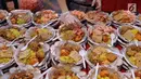 Panitia menyiapkan menu makanan berbuka puasa di Vihara Dharma Bakti di kawasan Petak Sembilan, Jakarta, Jumat (10/5/2019). Kegiatan ini rutin dilakukan komunitas muslim Tionghoa-Indonesia untuk mempererat kerukunan antar umat. (Liputan6.com/Helmi Fithriansyah)